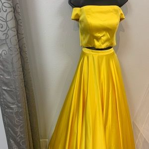 New with tags Alyce Paris gown size 4